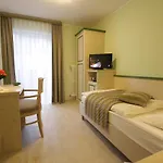 Отель Eifel Hotel Schneider Am Maar Шалькенмерен